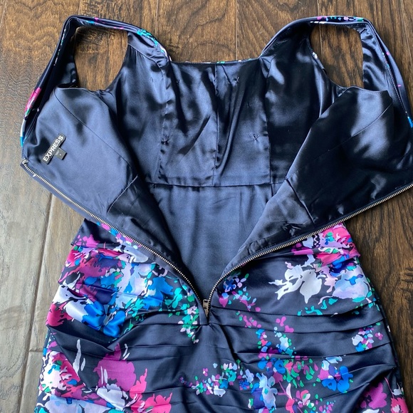 Express Ruched Floral Dress - Picture 5 of 10